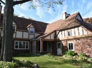 2510 Pebble Valley Rd, Waukesha, WI 53188