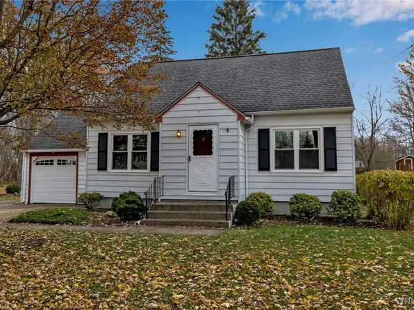 4012 Crescent Dr, North Tonawanda, NY 14120