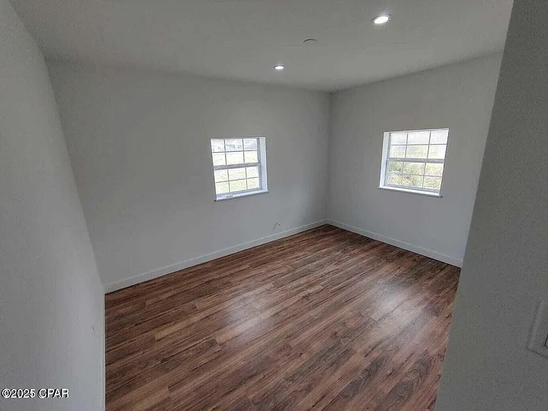 1006 E 2nd Ct — Photo 11