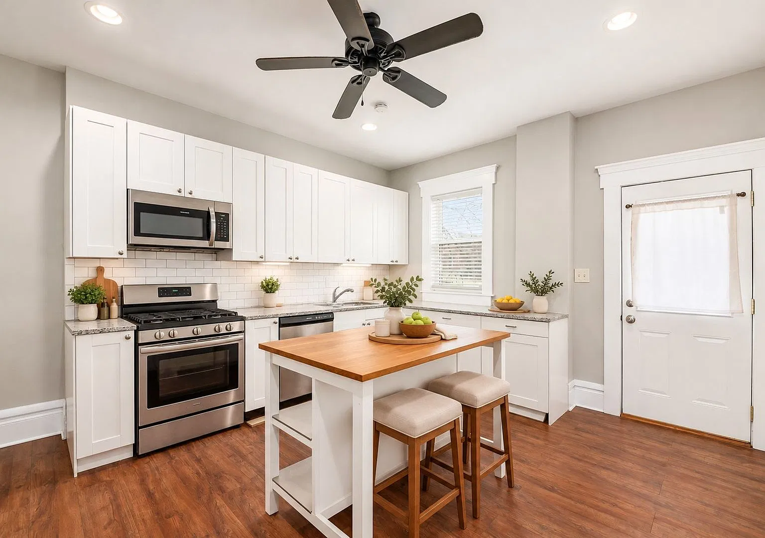 Updated 2-Bedroom Townhome with New Plank Flooring & In-Unit Laundry — Photo 3