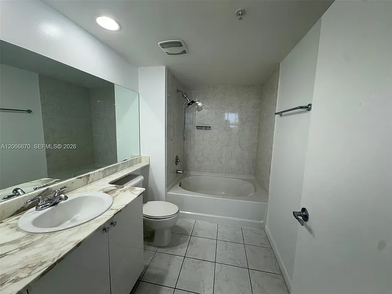 18800 NE 29th Ave #1005 — Photo 8