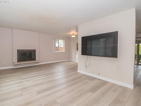 5th image of 685 NE Paloma Ave