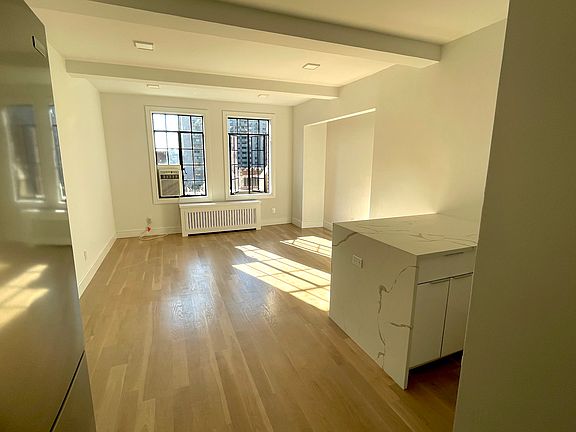 3rd image of 320 E 42nd St APT 1513
