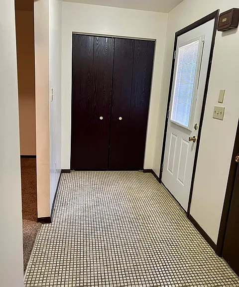 1043 Cranston Dr — Photo 2
