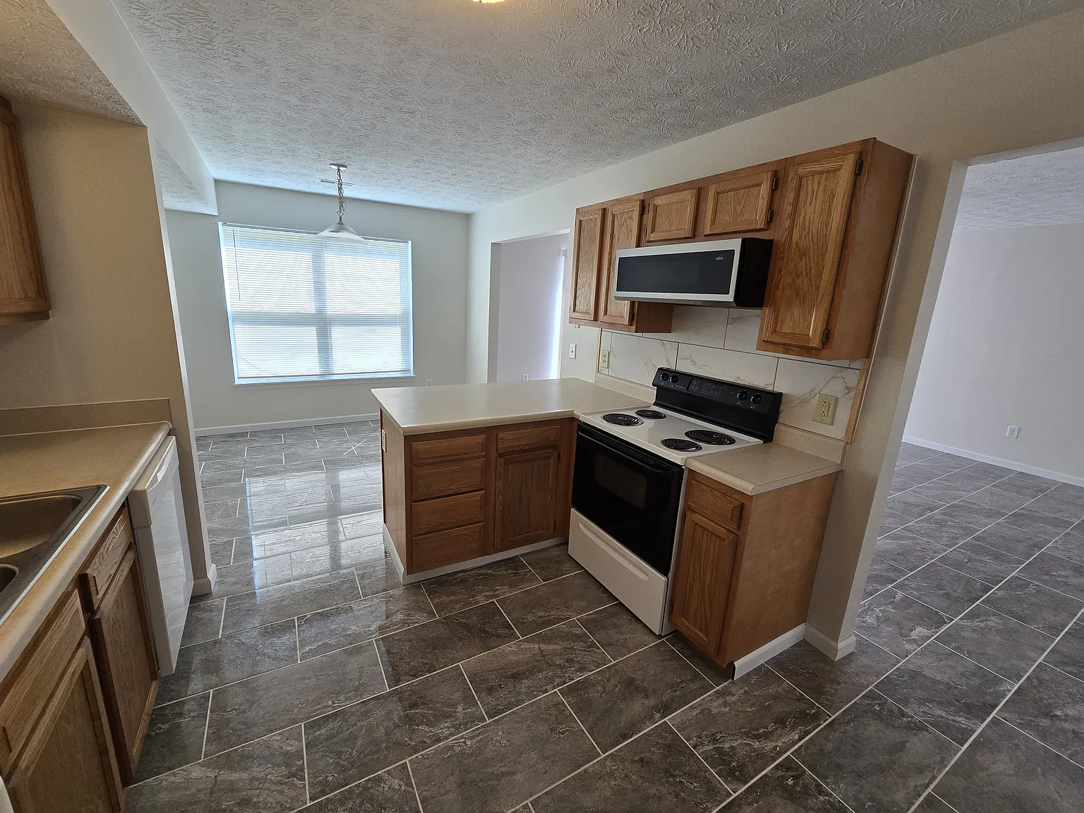 3 bed, 2.5 bath, 1591 sqft, $1,500 — Photo 1