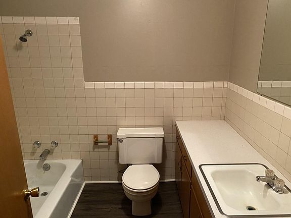 5th image of 110 E 7th St APT 6