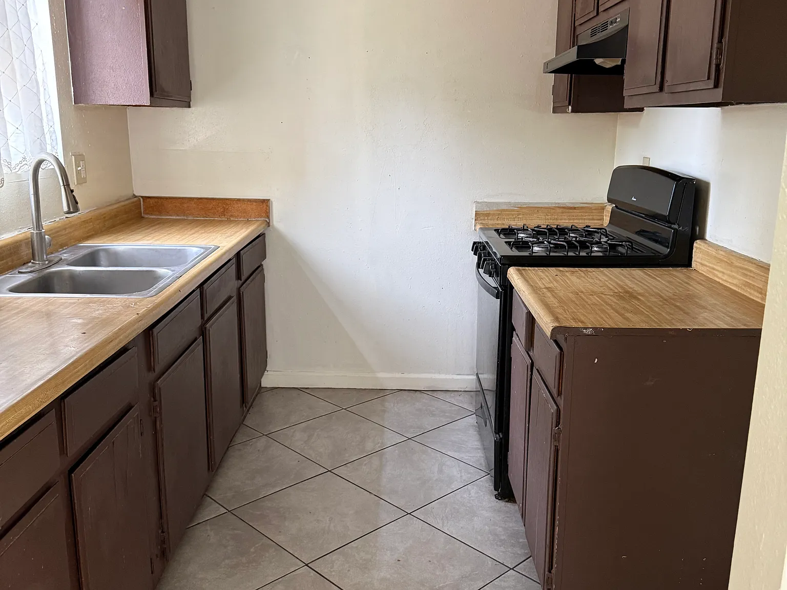 2 bed, 900 sqft, $1,600 — Photo 2