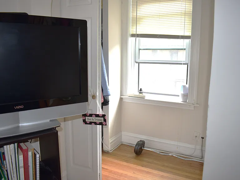 837 W Cornelia Ave #2S — Photo 4