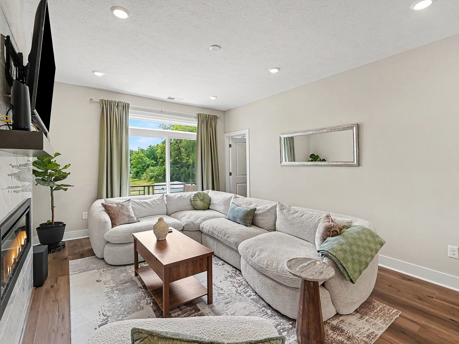 4 bed, 2006 sqft, $3,995 — Photo 4