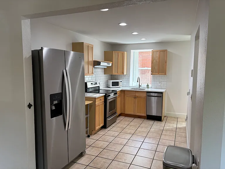 702 E Dakota Ave — Photo 6