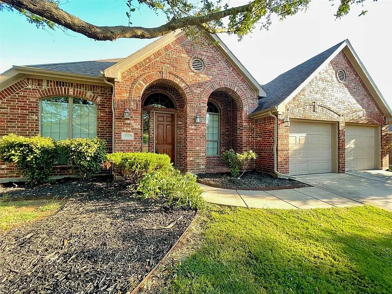 2902 Madison Dr — Photo 2