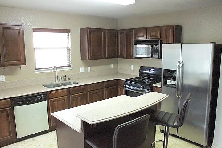 3 bed, 2.0 bath, 1884 sqft, $1,900 — Photo 3