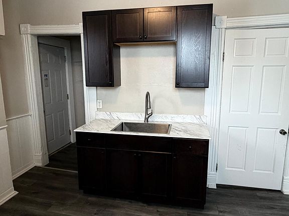 3rd image of 253 Richmond St