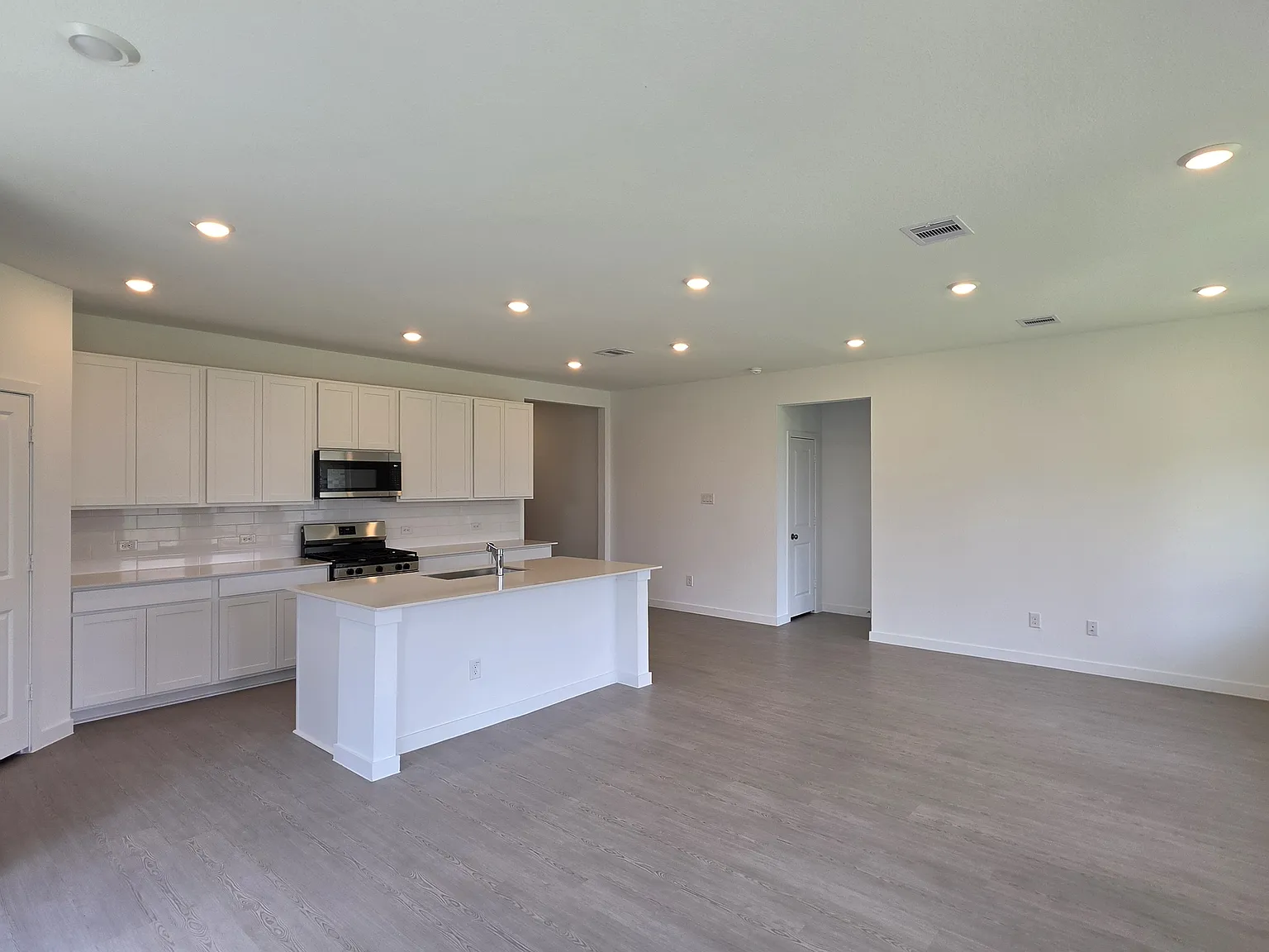 3 bed, 2383 sqft, $1,900 — Photo 2