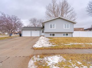 1701 Oakland Dr, Bismarck, ND 58504