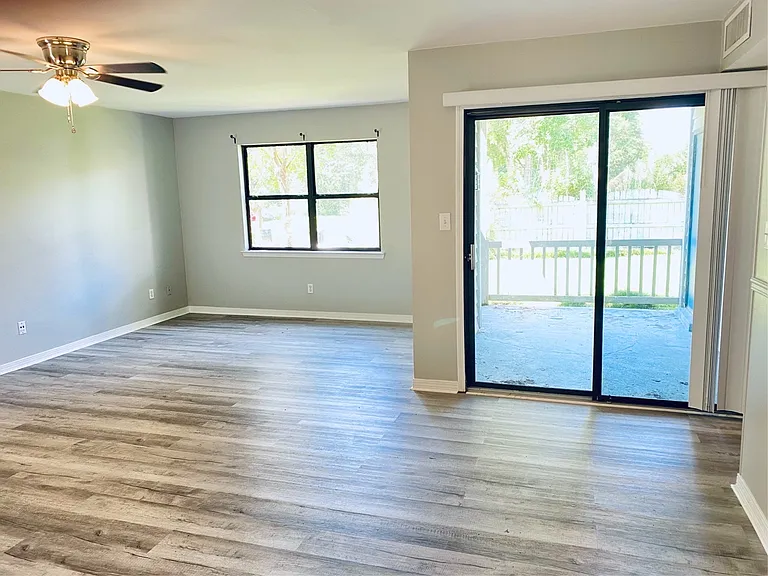 200 Autumn Dr — Photo 2