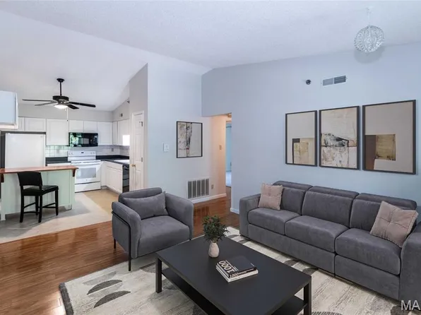 902 Hanna Place Ct APT A, Manchester, MO 63021