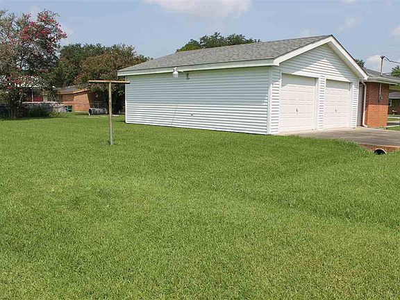 3rd image of 301 Fieldcrest Dr