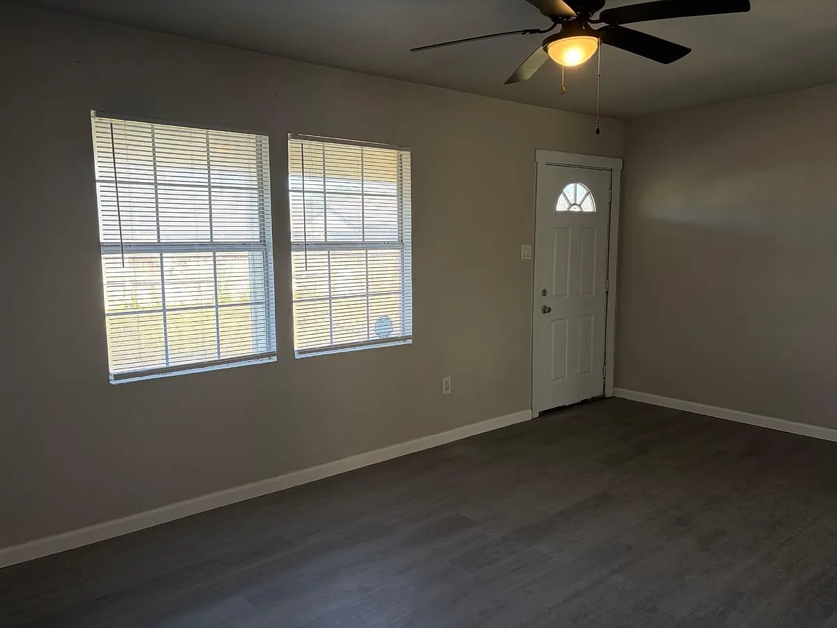 Building Photo - 5402 Lyndhurst Dr