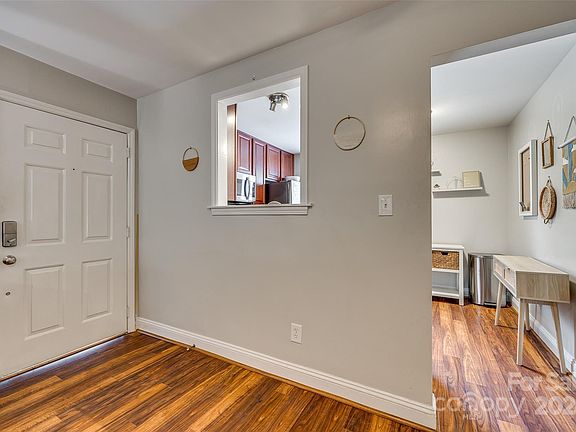 4th image of 1833 Fairlawn Ct