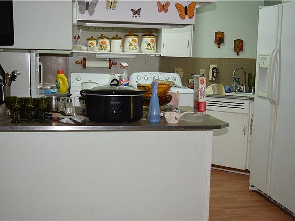 3rd image of 711 Amherst Dr