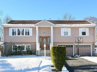 186 Hargreaves Ave, Teaneck, NJ 07666