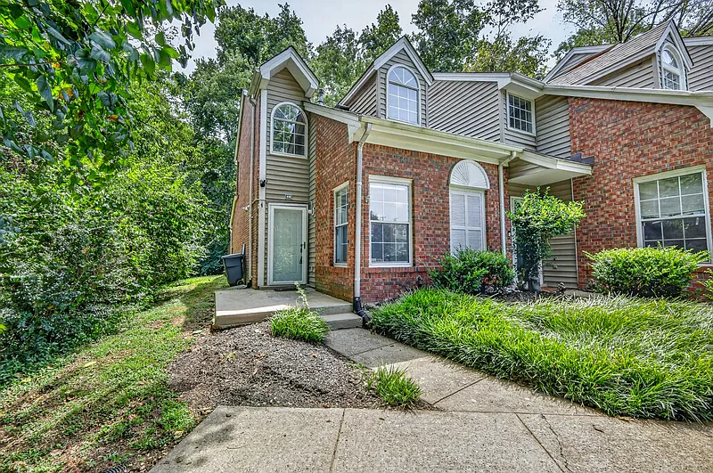 2 bed, 2.0 bath, 1177 sqft, $1,695 — Photo 1