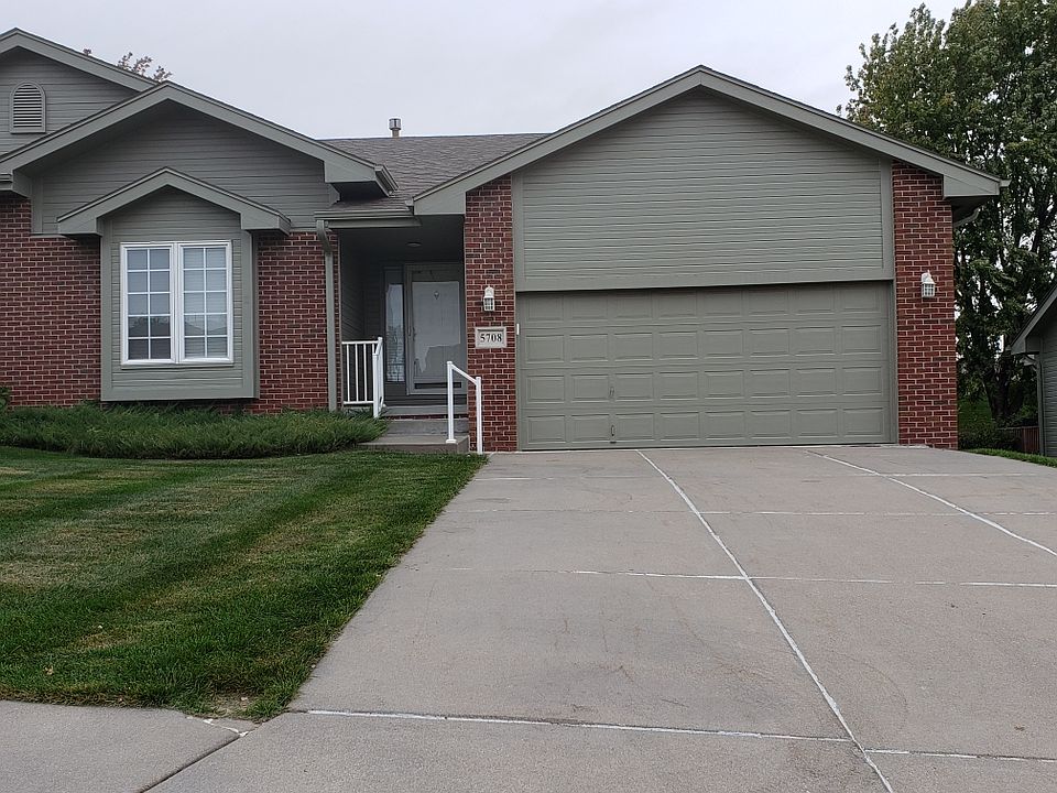 Front facade. Townhome was recently painted.