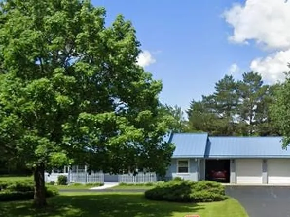 1935 N Dousman Rd, Oconomowoc, WI 53066