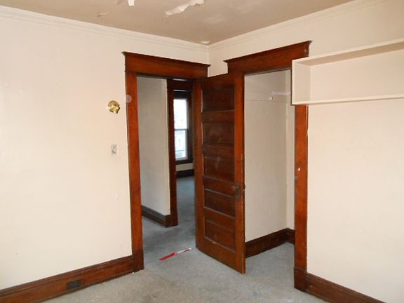 4th image of 209 N Chilson St