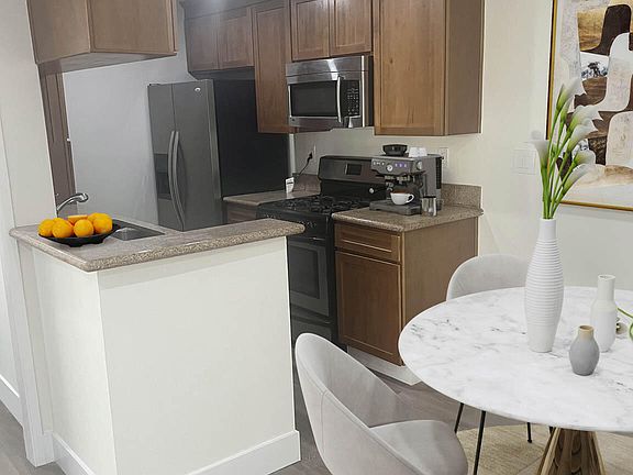 5th image of 20327 Saticoy St Unit 204