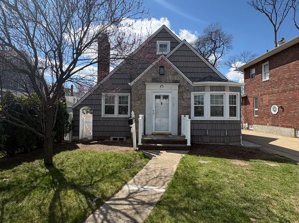 13 Parkview Pl, Malverne, NY 11565