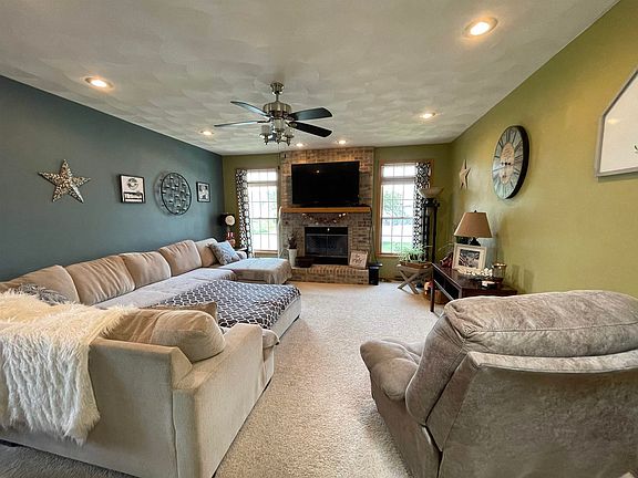 5th image of 969 Bedford Dr