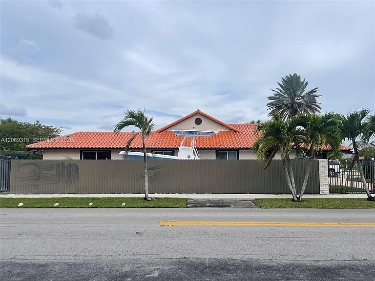 6790 SW 105th Ave — Photo 3