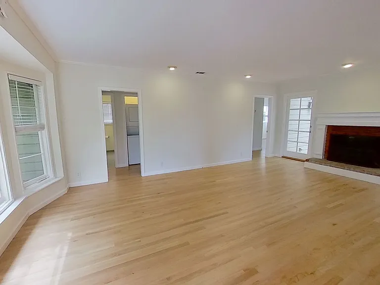 2806 Foothill Rd — Photo 3