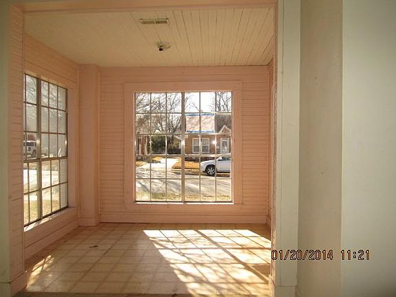 2nd image of 2925 Meadowbrook Dr