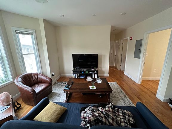 4th image of 142 Holland St #4