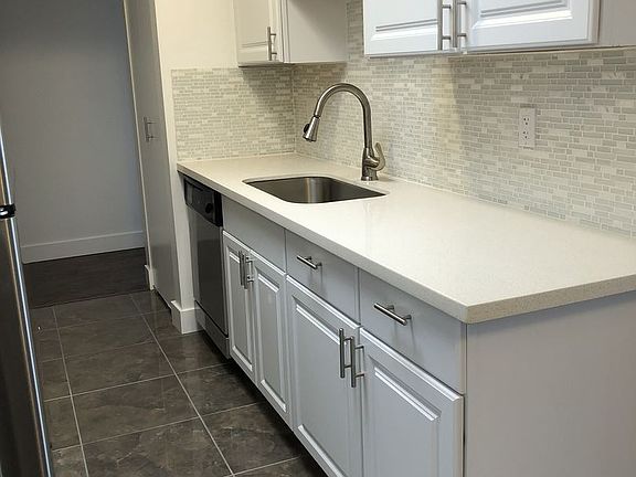 3rd image of 421 Bellevue Ave E APT 601