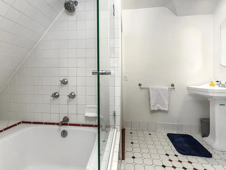 840 Victoria Dr — Photo 27