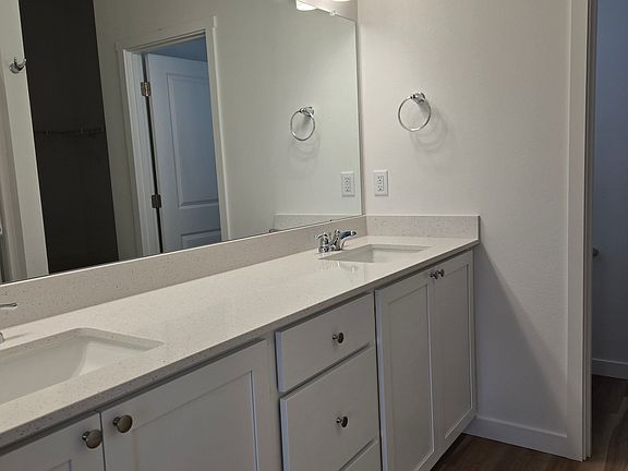 5th image of 605 NE Mitchell St