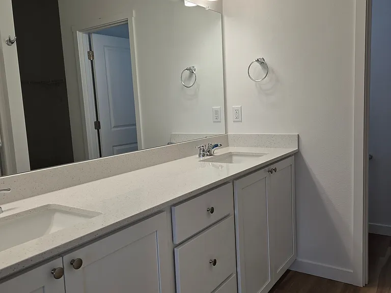 605 NE Mitchell St #MAIN — Photo 5