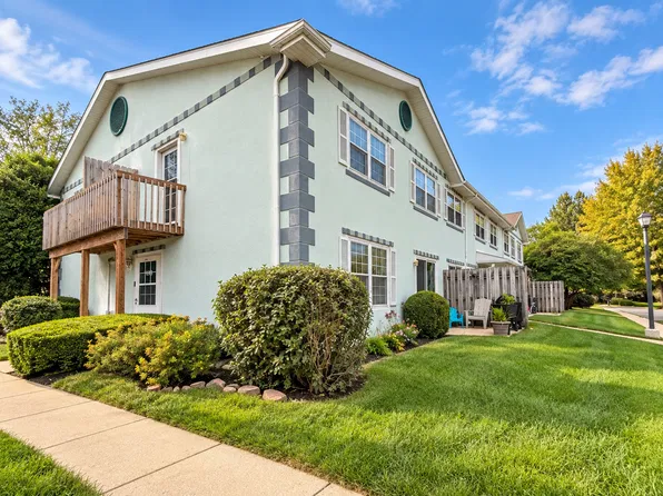 1083 Greenwood Cir, Woodstock, IL 60098