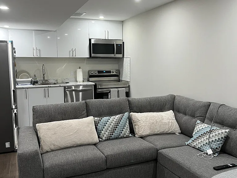 8 Grace Cres — Photo 2