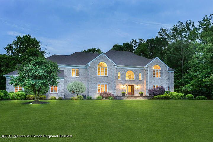 1st image of 10 Windy Hill Ln