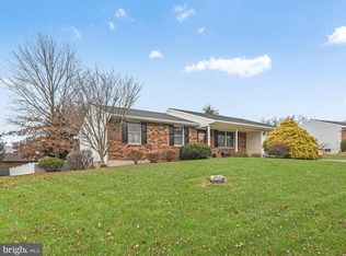 2 Spring House Ln, Denver, PA 17517