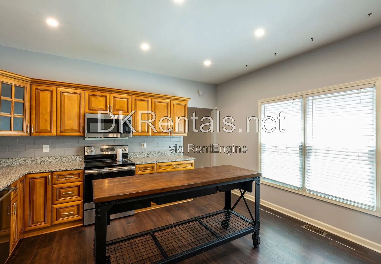 3 bed, 2.5 bath, 1400 sqft, $2,200 — Photo 4