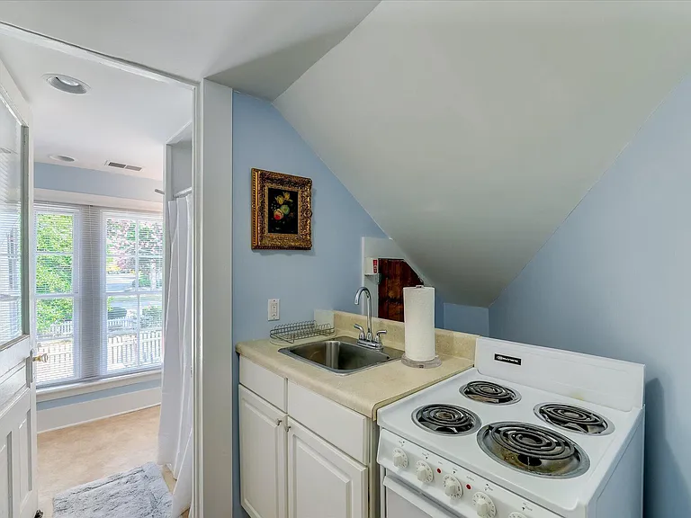 241 Laurens St SW #D — Photo 10