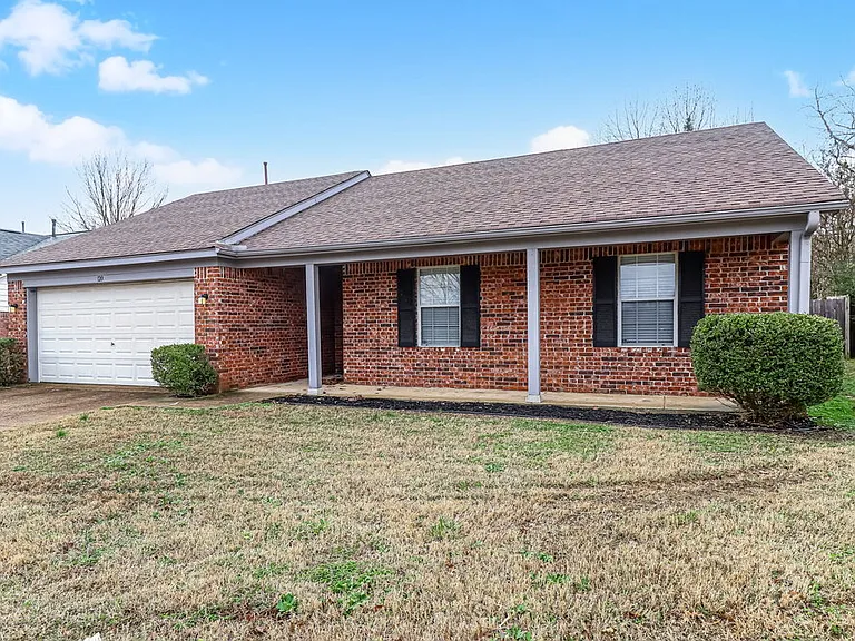 120 Pinewood Dr — Photo 2