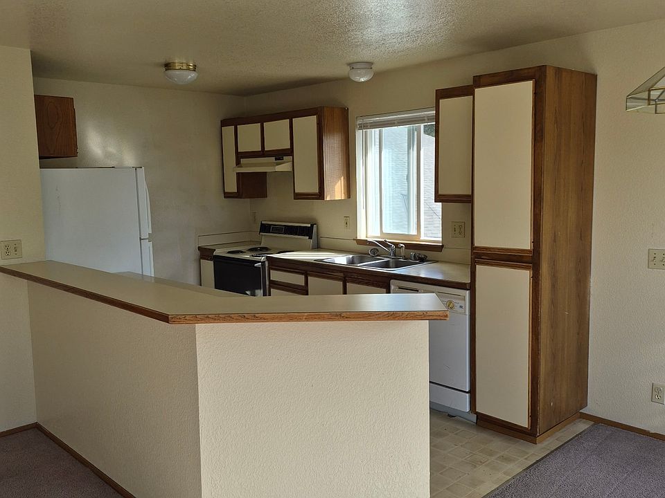2nd image of 200 Garden Ct APT C3