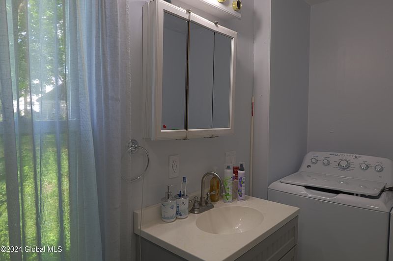 3rd image of 75 Oakdale Avenue